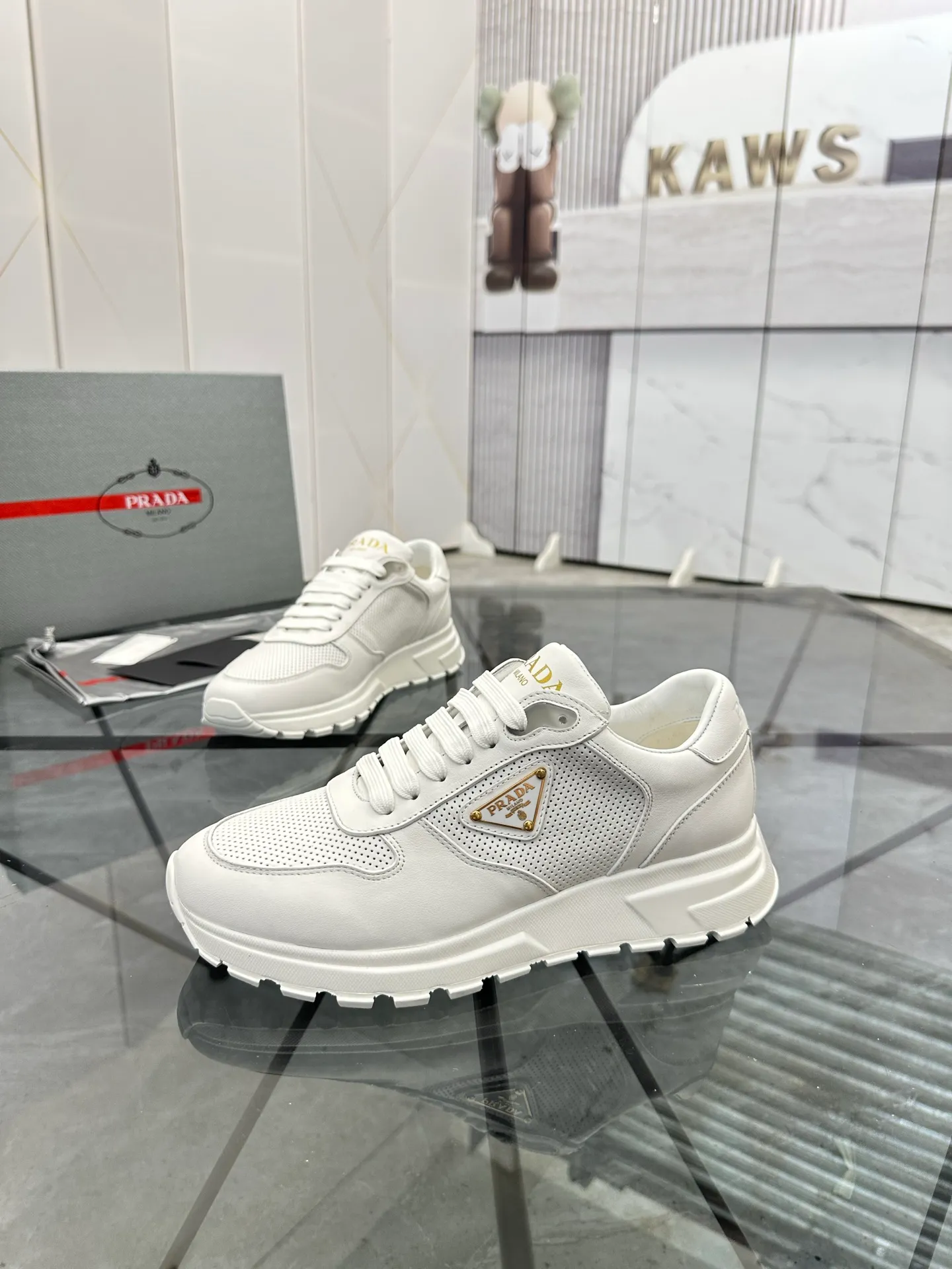 Men's shoes: 💰P580¥ High-end top quality Product trademark: Prada *"Prada*" low-top casual shoes Regular size: 38-45 (can be customized to 46) Product materials: imported first-layer cowhide for the upper, cowhide lining, cowhide feet, original outsole. Number: 832